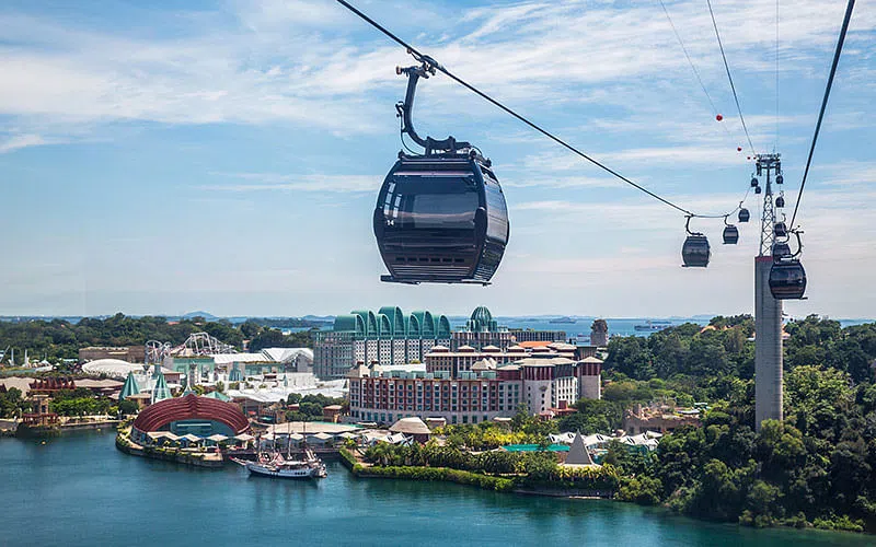 乘坐缆车，岛屿风光尽收眼底。(图/圣淘沙提供)