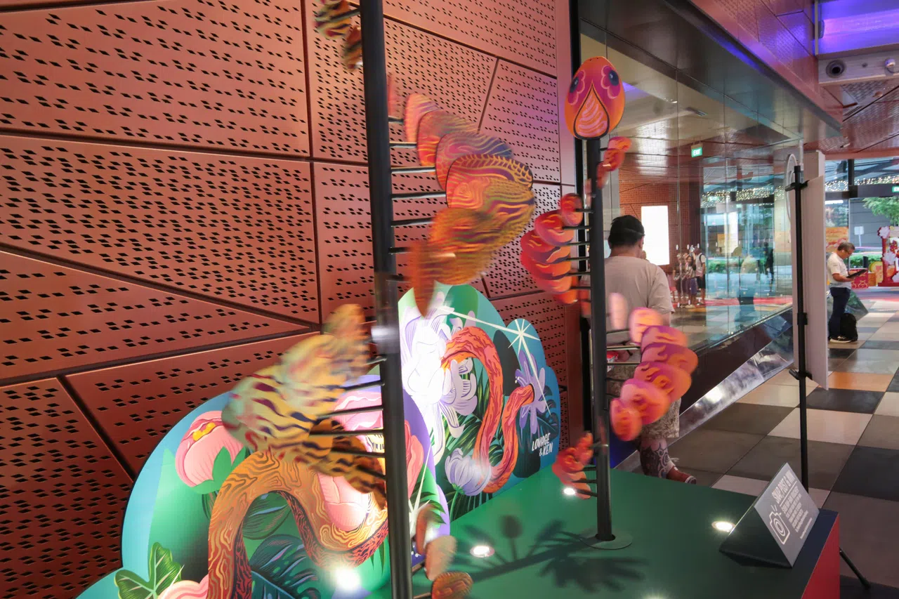 以Ray-Ban飞行员镜形为灵感的艺术装置，蛇形盘旋而上。（刘志诚摄）