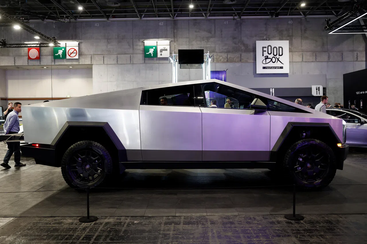 德国车企主导燃油车时代多年，变得自满，低估了新对手带来的威胁，让特斯拉和以比亚迪为首的中国车企得以凭借技术先进和价格低廉的新能源汽车弯道超车。图为在巴黎车展展出的特斯拉Cybertruck。（路透社）