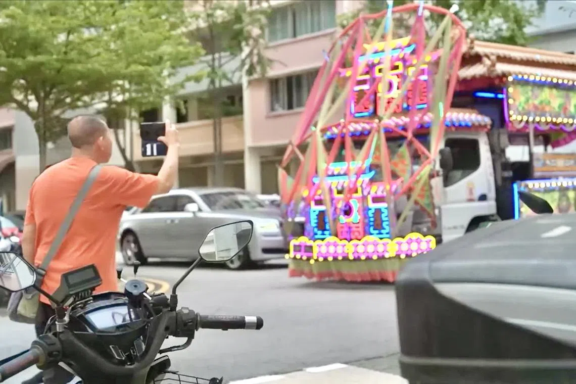 花车歌手在组屋楼下演唱，总会吸引附近居民的目光。（视频截图）