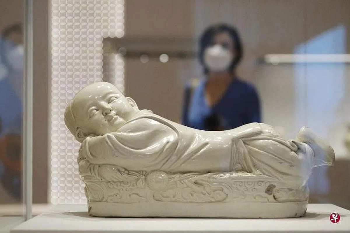 香港故宫文化博物馆展出的914件北京故宫文物当中，有166件属国宝级，是故宫博物院自1925年成立以来最大规模的藏品出境外借。图为宋代五大名窑之一“定窑”所烧造的“白釉孩儿枕”。（新华社）