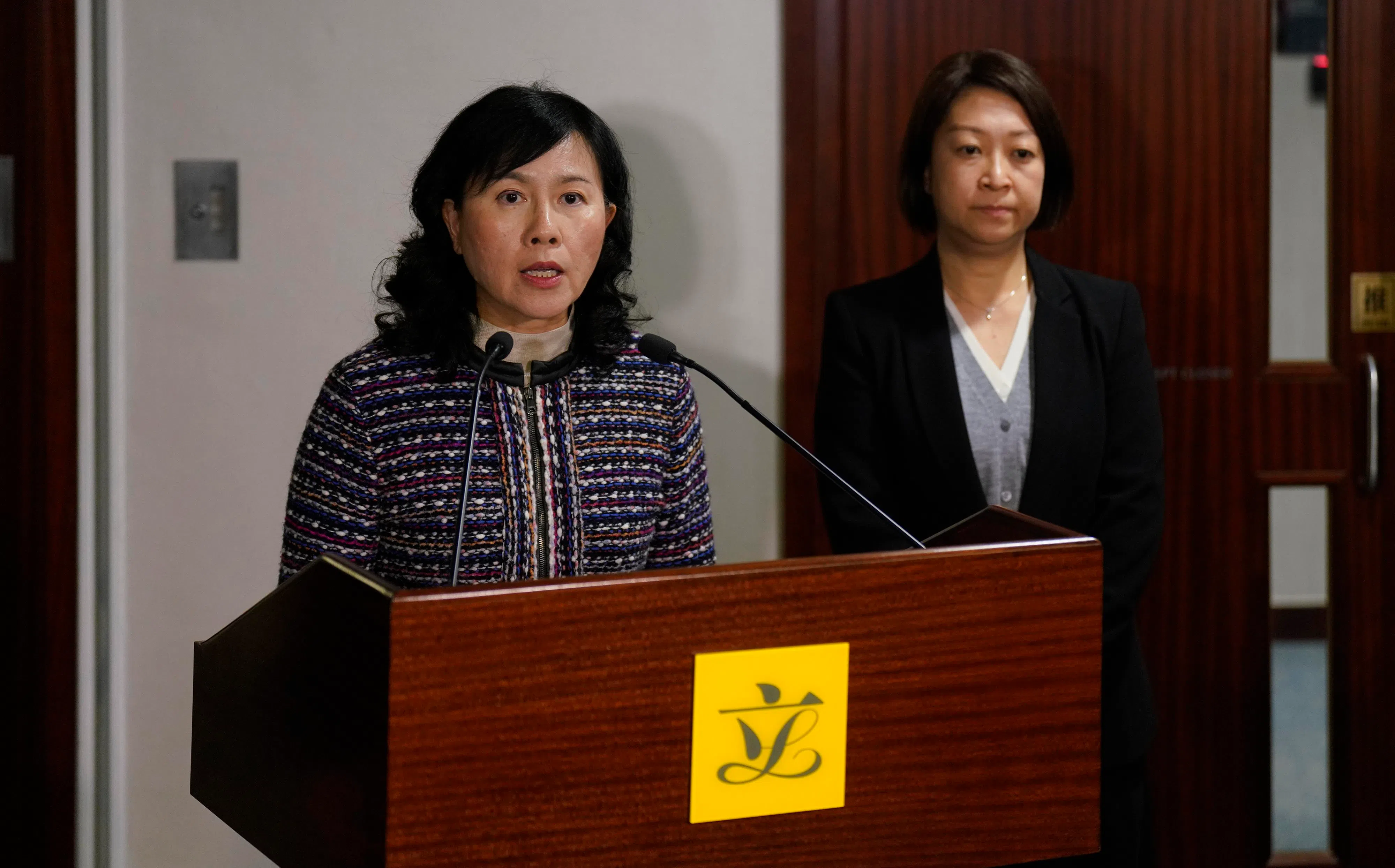 香港运输及物流局局长陈美宝1月30日召开记者会，承认法律条文有不足，巴士乘客强制佩戴安全带的新法暂缓推行，港府将尽快修例再交立法会审议。（中通社）