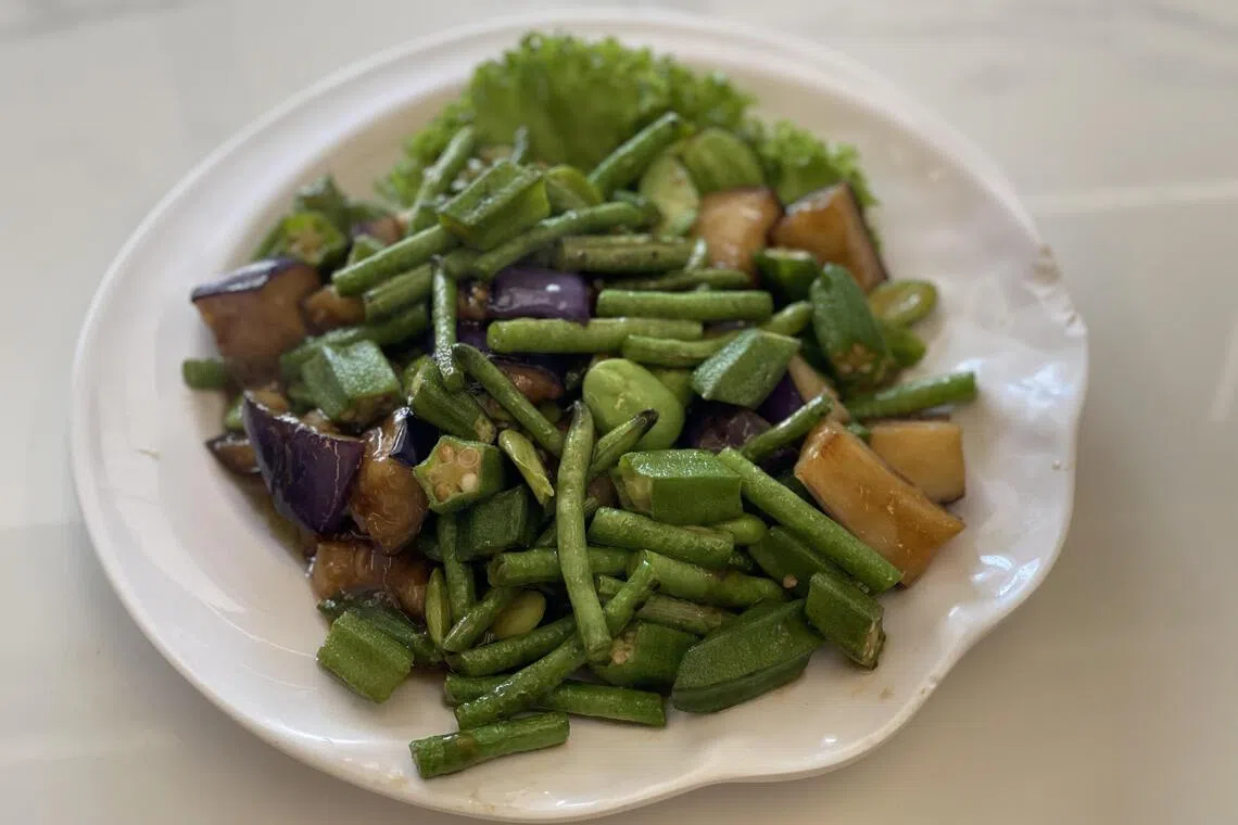 “四大天王”由长豆、臭豆、羊角豆和茄子炒制而成，健康爽口。（黄靖晶摄）