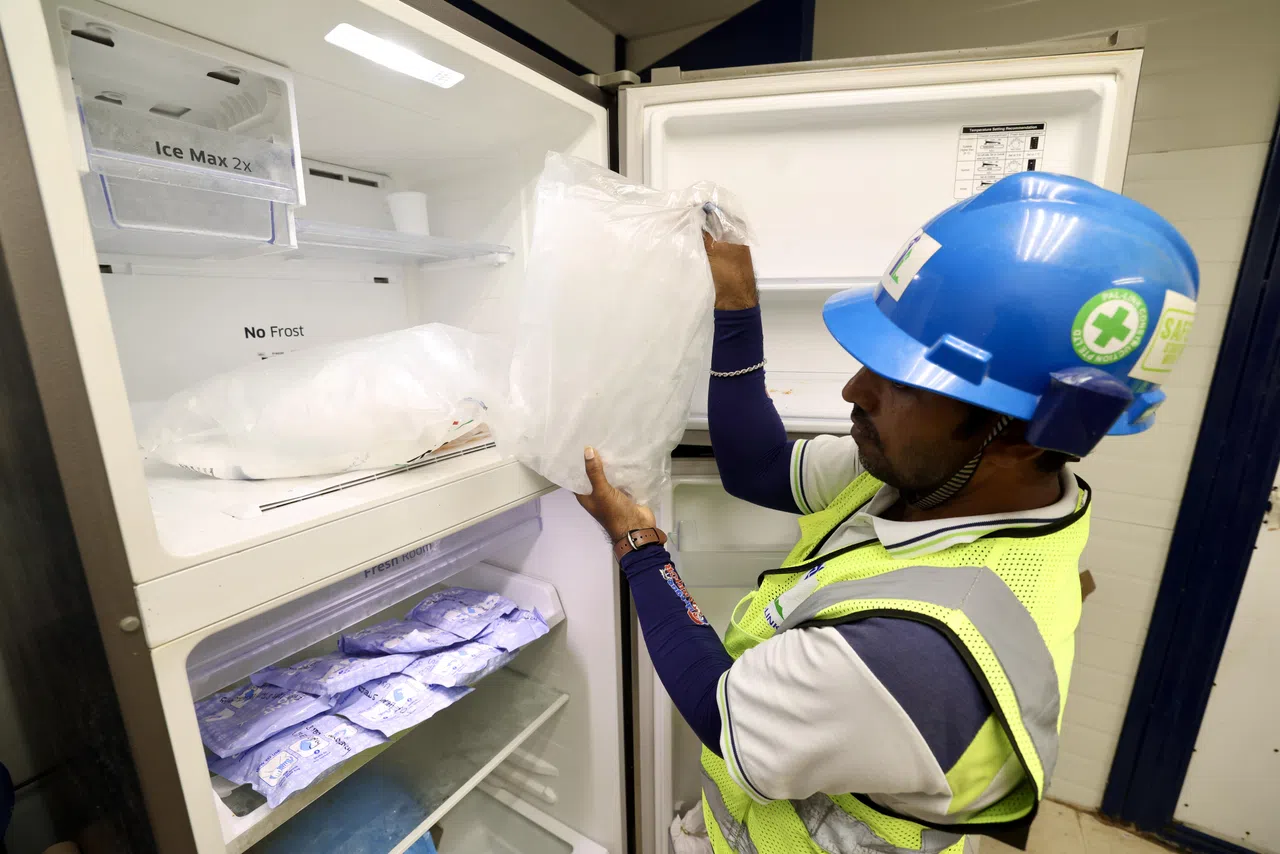 建筑公司Pal-Link确保冰箱内存有足够的冰块，必要时用于为工人降温。（陈斌勤摄）