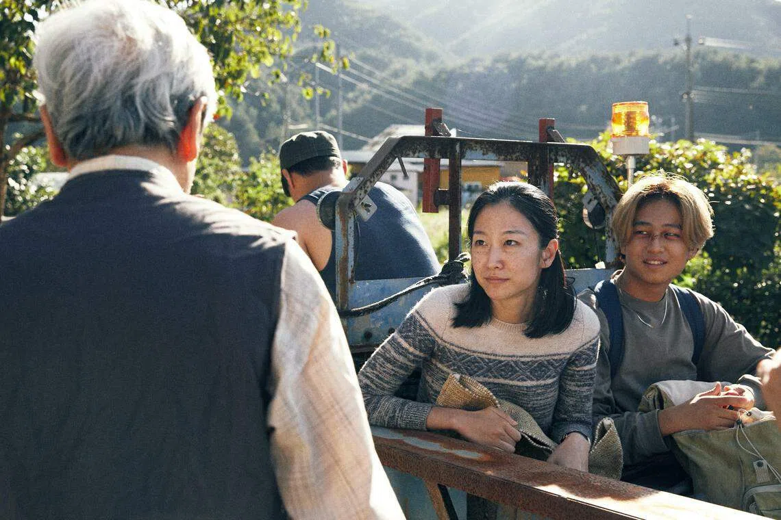 《米仔睡着了》的伊桑（右起）跟随崔胜允饰演的母亲回到韩国乡村探访家人。（光电影提供）