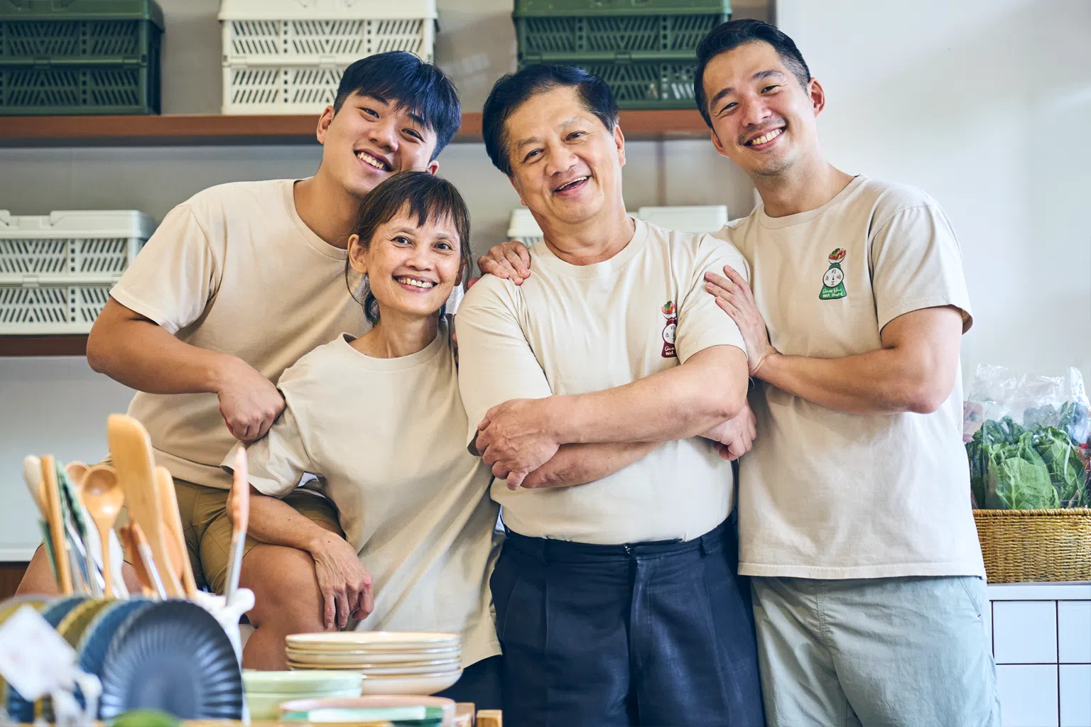 第三代接班人梁俊和（右一）和弟弟梁俊瑞（左一），与父母一起将家族生意不断扩大。（图/新报业媒体）