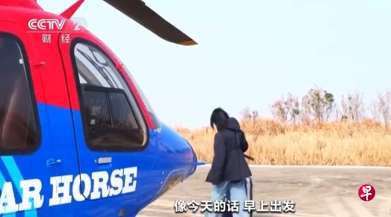 Image 12: 今年春运开始以来，长三角直升机低空航线为春运出行提供了新选择。图为旅客乘直升机返乡。 （央视新闻视频截图）