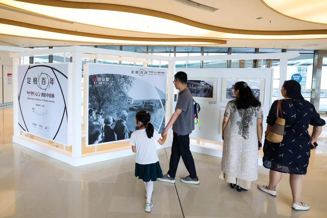《联合早报》“定格百年”摄影中国站苏州站7月4日启幕，建国总理李光耀1993年到访苏州的照片吸引许多苏州居民驻足观看。（蔡家增摄）