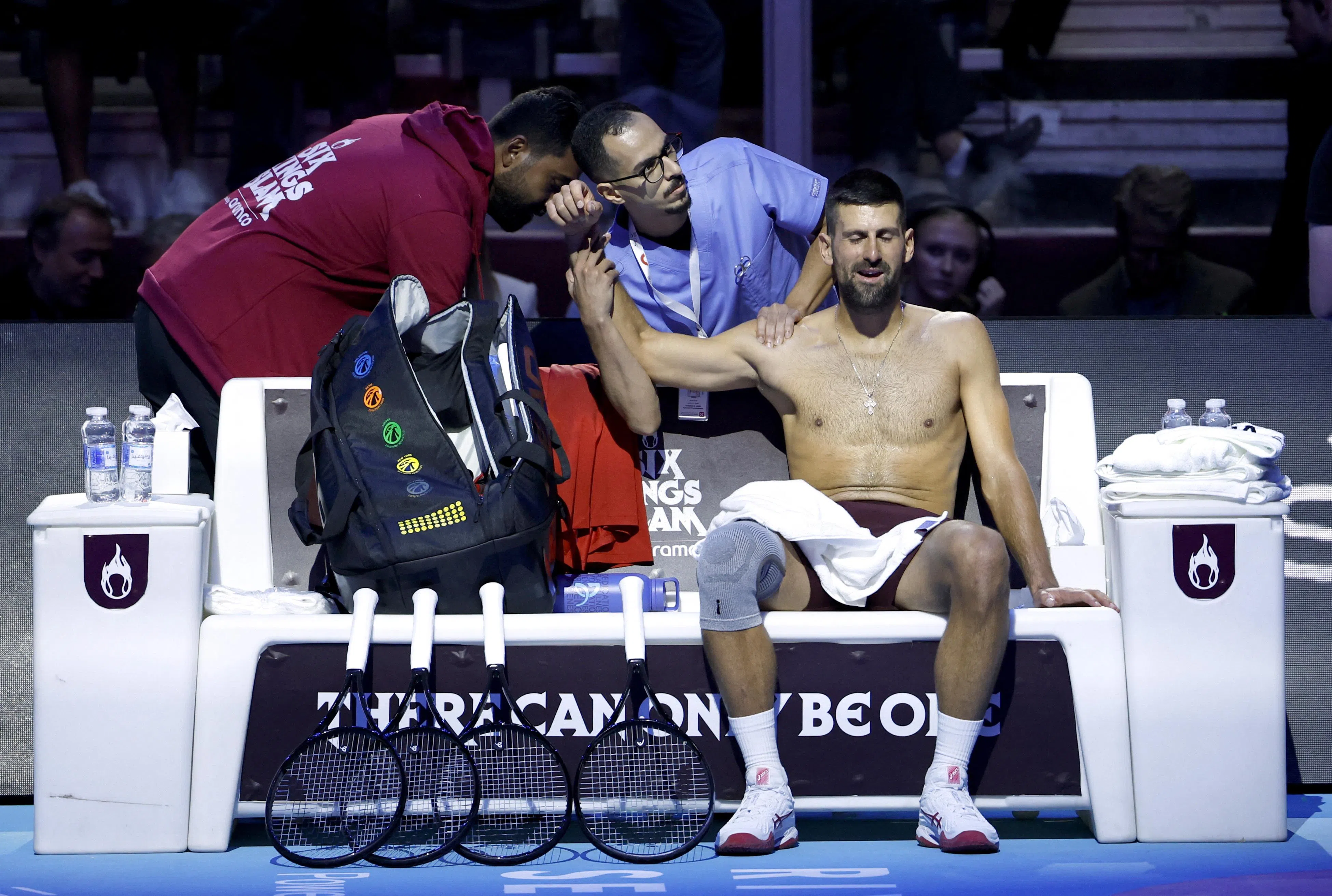 乔科维奇在对垒辛纳的比赛中接受治疗。（路透社）