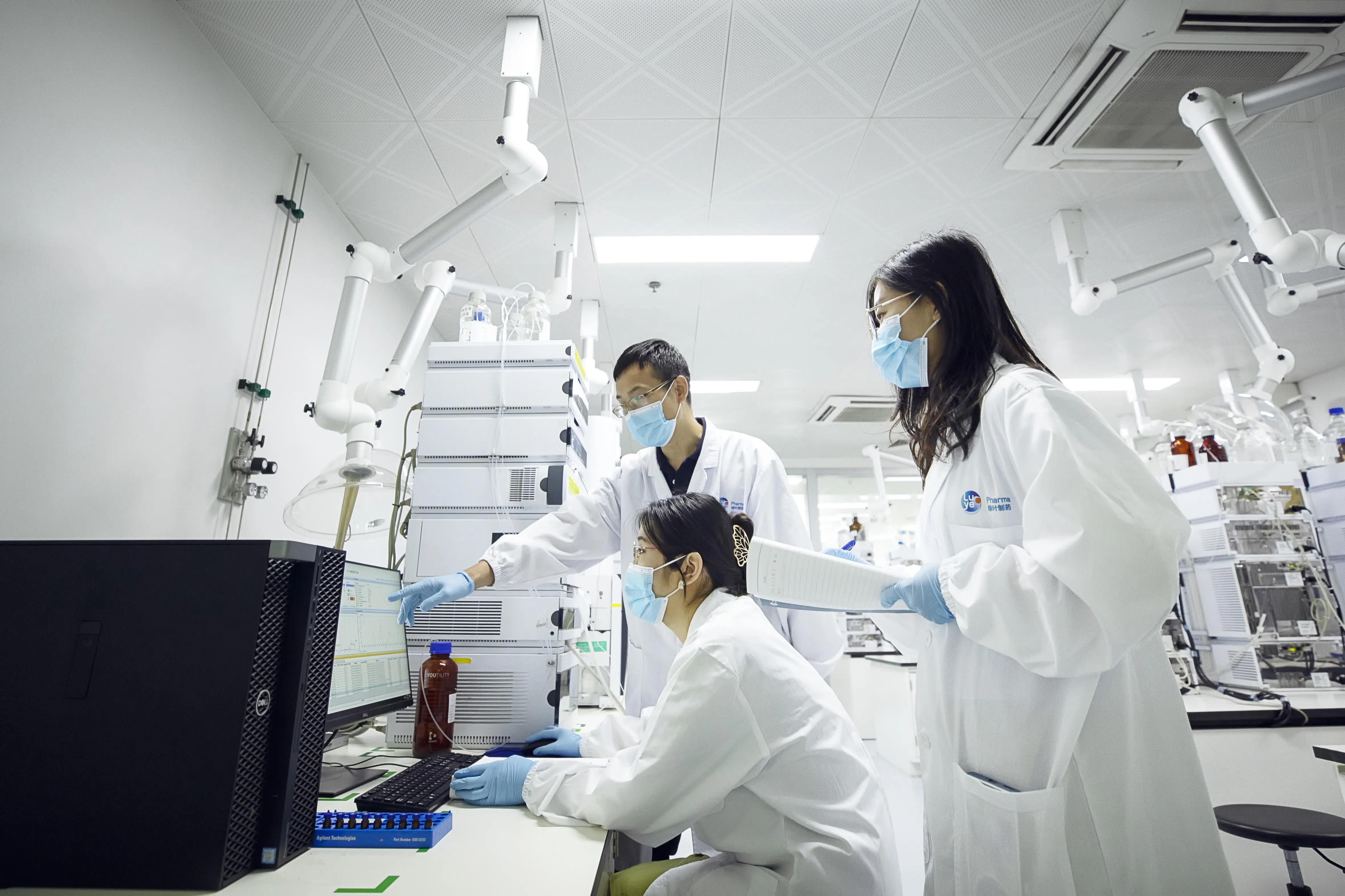 绿叶制药公司的研发团队有逾900人，当中500多人驻在烟台的集团研发总部，图为研发中心实验室。（绿叶制药提供）