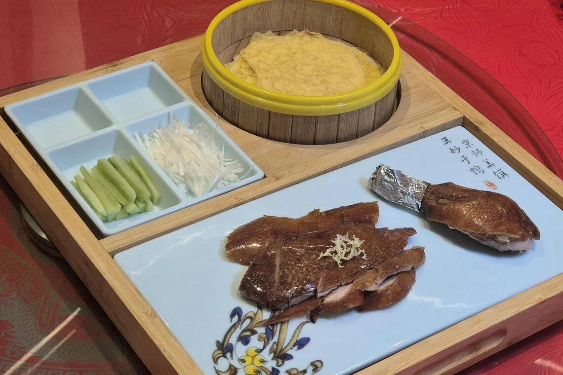 绵软弹嫩的荷叶饼衬出烤鸭的香酥。（陈爱薇摄）