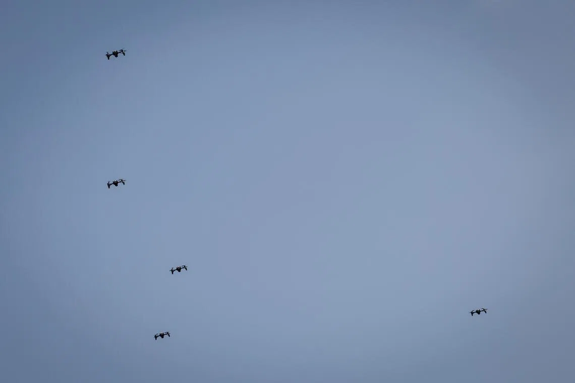 第六师侦察与突击总部向黄循财总理介绍一名操作员如何操控一组无人机。（叶振忠摄）