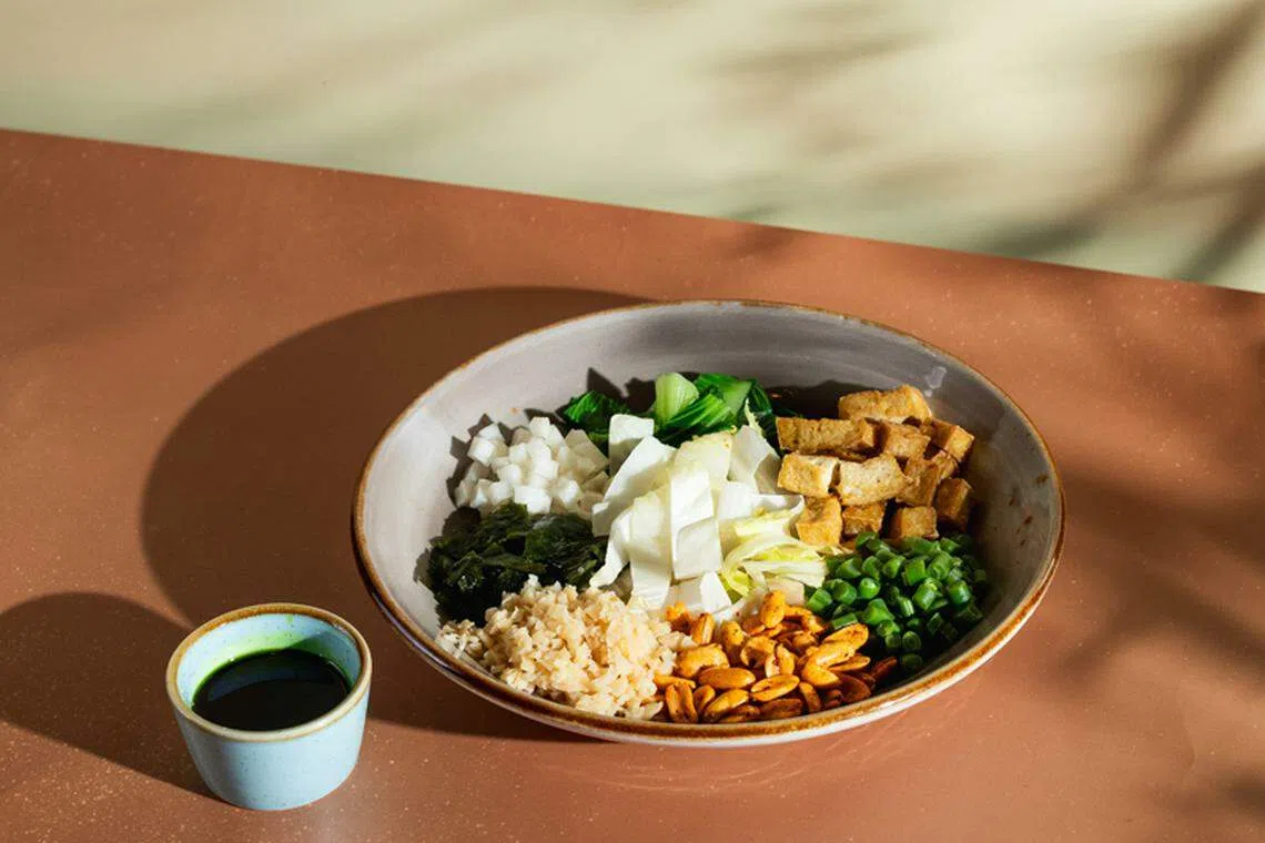 Martin’s Kitchen的擂茶沙拉食材丰富，拌在一起吃有层次感。（餐馆提供）