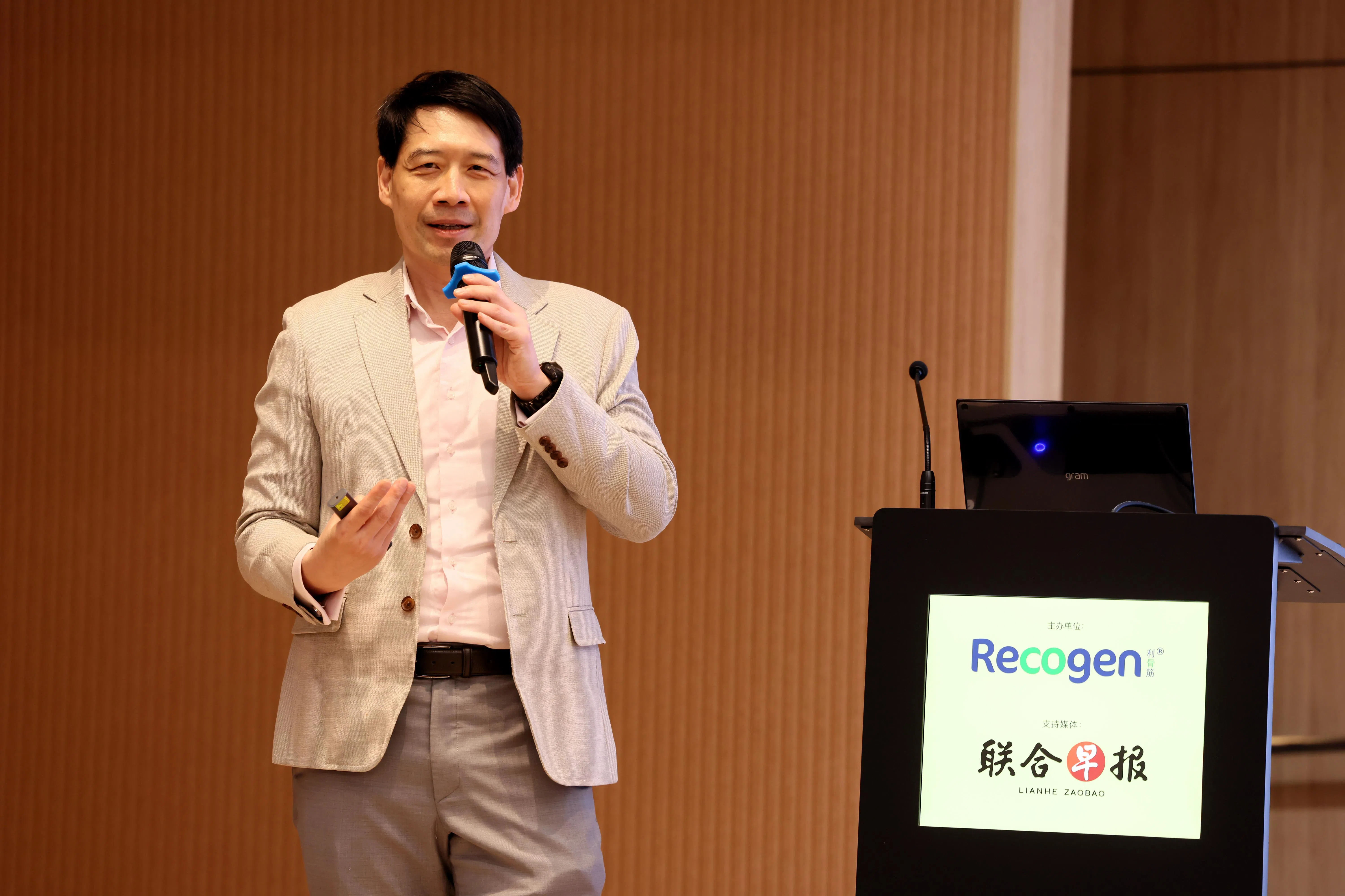 Synergy骨科集团高级矫形外科顾问医生张怡泓讲解何谓骨关节炎以及其治疗对策。（龙国雄摄）