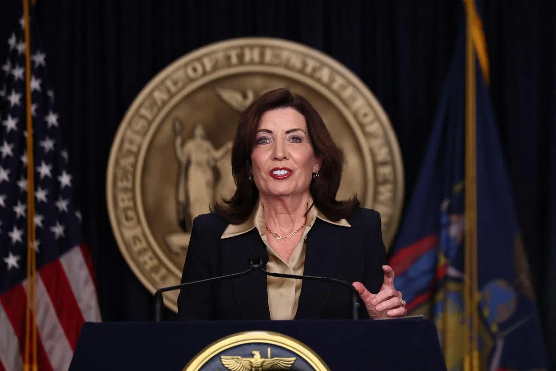 2月20日，纽约州州长霍楚尔在曼哈顿的办公室举行新闻发布会。（法新社）