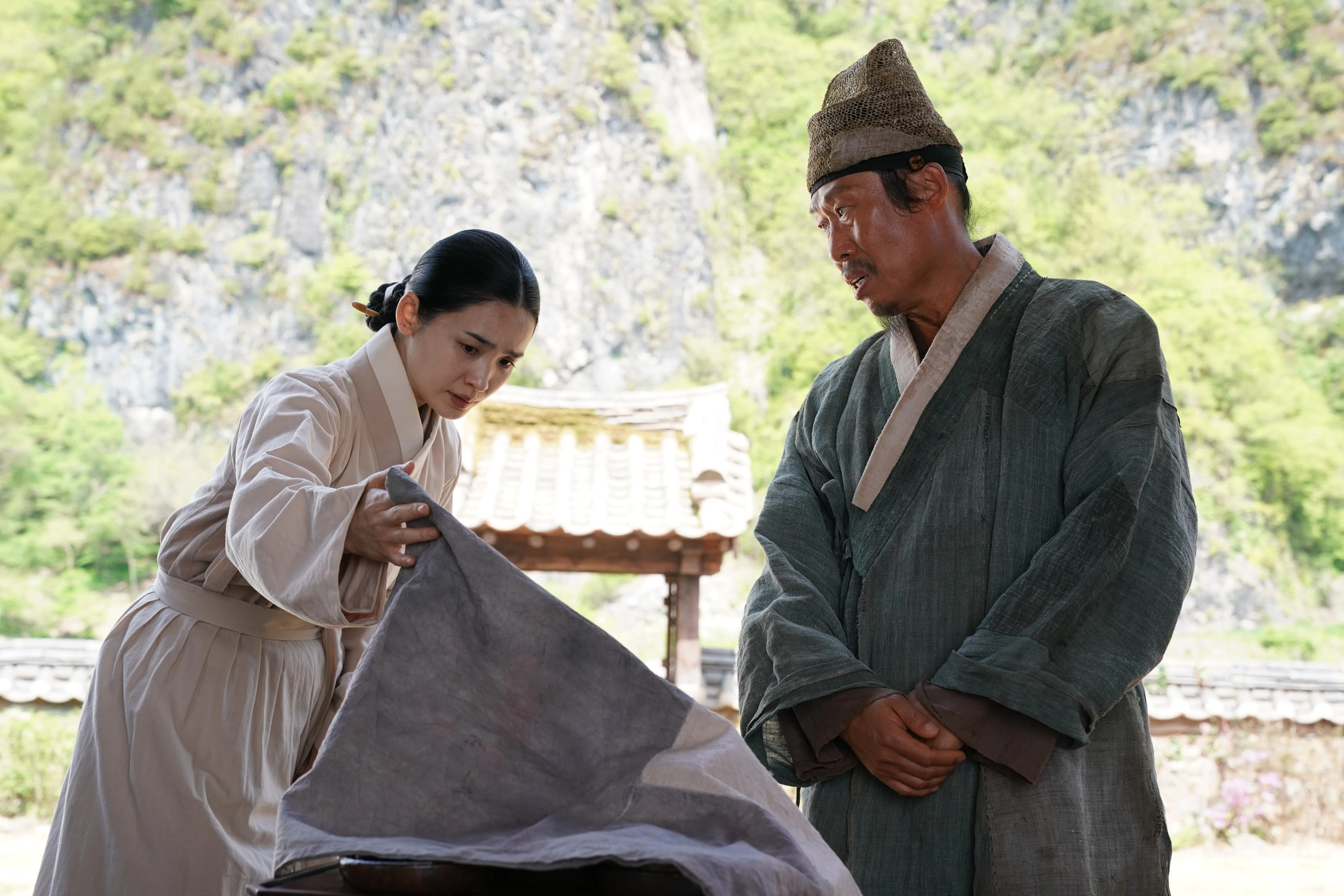 全美都（左）和刘海镇在剧中有不少欢喜冤家的情节。（嘉华院线提供）