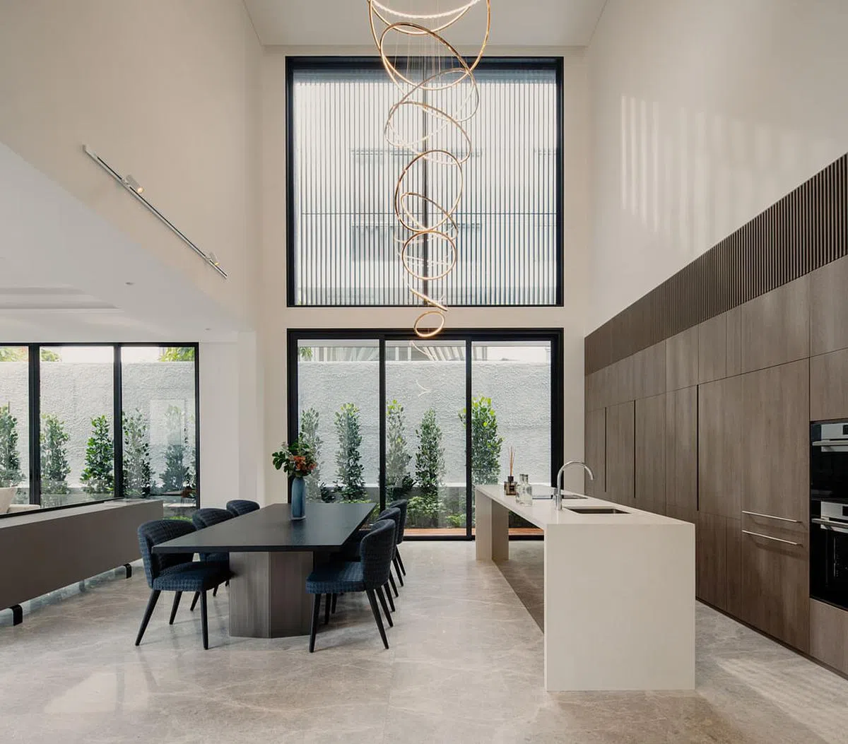 饭厅与干厨房连接，在高天花板的衬托下更显宽敞。