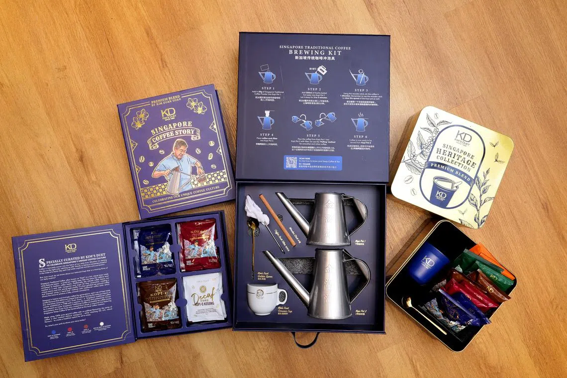 金队的智囊队精心设计多款礼盒，其中一款含小型长嘴咖啡壶与咖啡袜，精美又实用。（龙国雄摄）