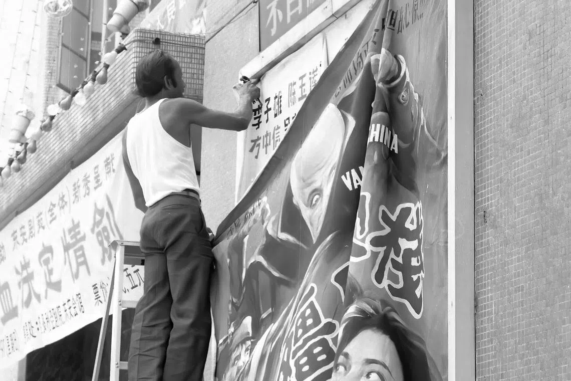 拥有70年历史的东方戏院1991年熄灯。工人爬高张贴“不日献映”电影海报的画面，已成历史。（档案照片）