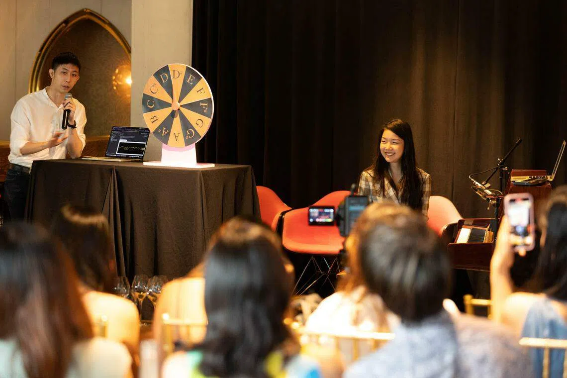 李楚人（右）在1880俱乐部与作曲AI模型现场比拼，与李旻融（左）和观众探讨科技与艺术之间的关系。（受访者提供）