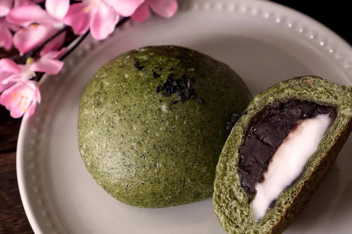 Kamome Bakery的艾草面包，内馅是麻糬和红豆泥。（品牌提供）