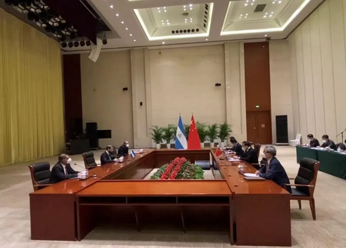 中国官员今早同尼加拉瓜政府代表团在天津举行会谈，代表团成员包括财政部长阿科斯塔（Ivan Acosta）以及总统奥尔特加（Daniel Ortega）的两个儿子。（央视新闻截图）