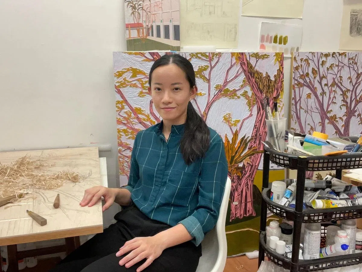 木刻画家林加淇在月眠艺术中心工作室。（受访者提供）