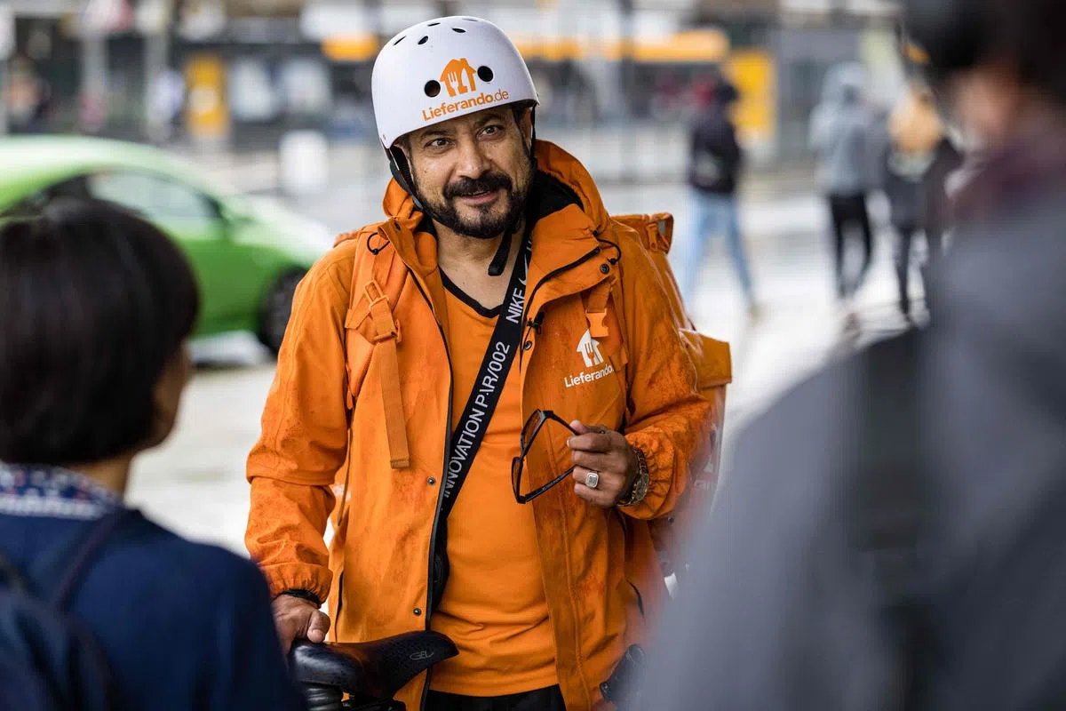 曾是阿富汗通讯部长的萨达特2018年辞去职务后，2020年12月移居德国，现在骑脚踏车当送餐员维持生计。（法新社）