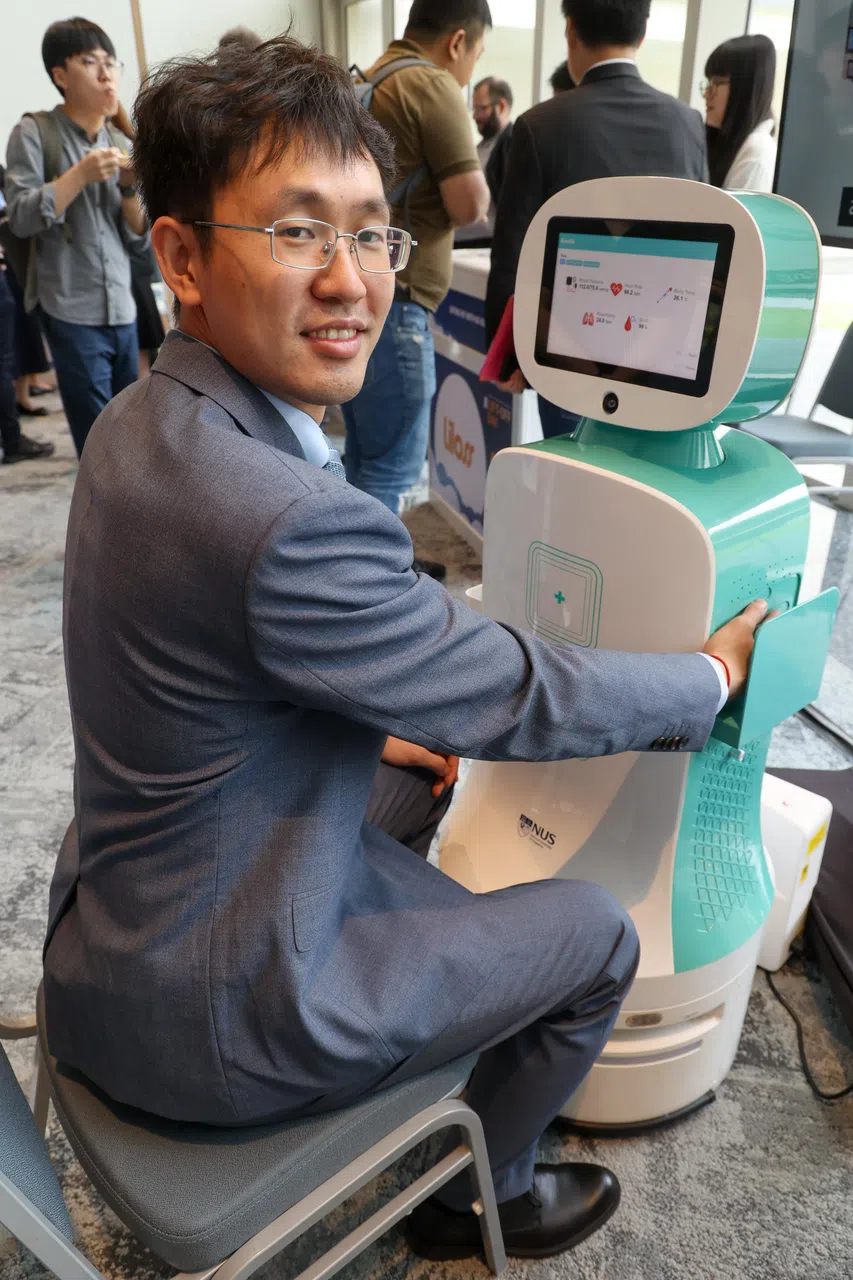 Sensori总裁王博博士演示团队研发的非接触式设备如何同时监测五种生命体征指标。（蔡家增摄）