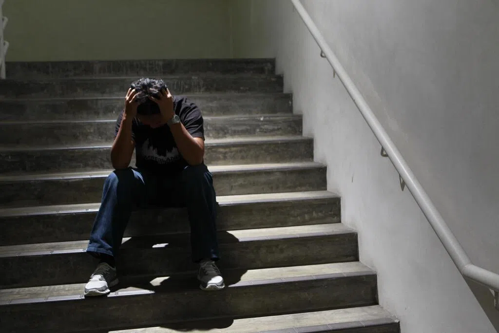 深爱父母却失控而伤害了他们，一名19岁男子被控后企图自残。为帮助他回到父母身边，法院、控方，以及代表律师积极配合，在法律