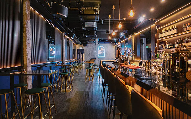 隐藏在“妈妈店”里的现代风酒吧。（图／Mama Diam提供）