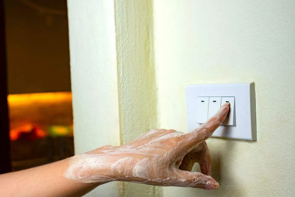 请勿使用湿手触摸电源开关，以免触电。（iStock图片）