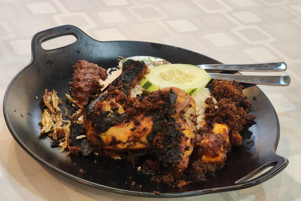 Nasi Lemak Berlauk Melaka的当红烤鸡套餐。（陈爱薇摄）