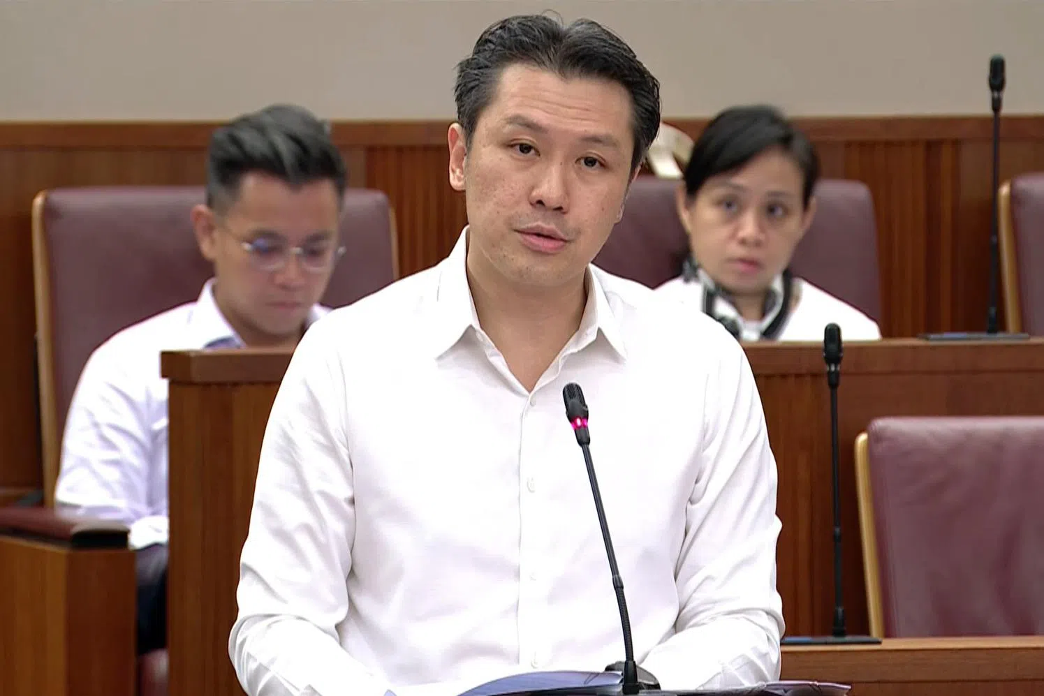 黄伟中指出，灵活工作安排不仅有利员工，也为雇主带来好处，包括扩大人才来源、提高留任率，并推动生产力提升。（gov.sg视频截图）