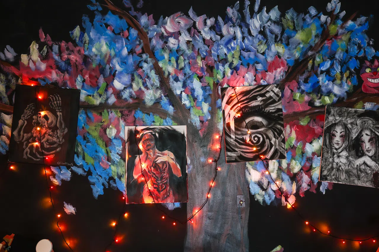 画室墙上陈列着不同体验者的画作。（林明顺摄）