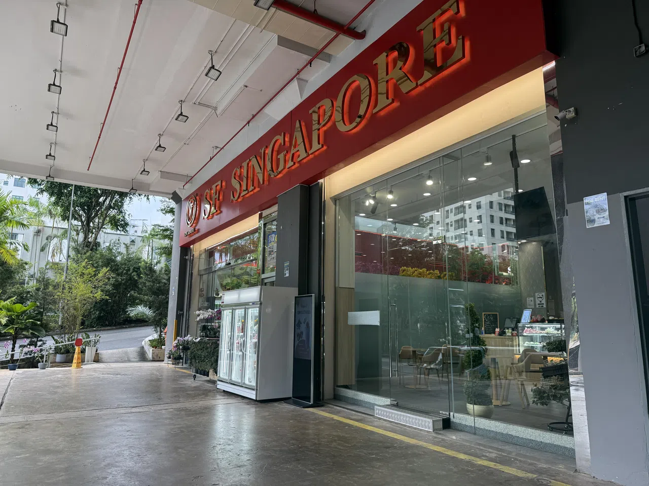 南顺工业大厦一楼的花店售卖花卉和园艺用品。（陈映蓁摄）