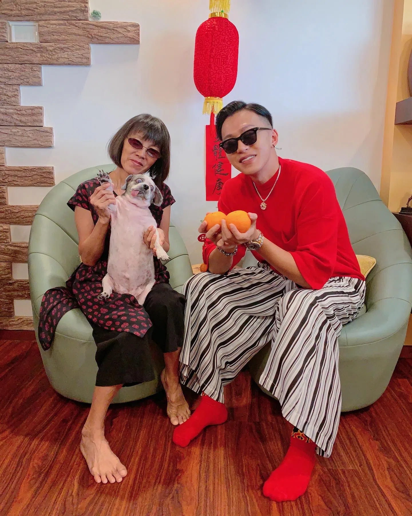 张智扬（右）和妈妈长相和性格都很相似。（受访者提供）