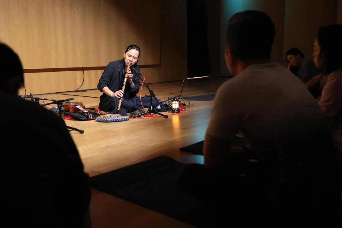 谢其龙吹奏传统笛箫，引导参与者冥想。（萧紫薇摄）