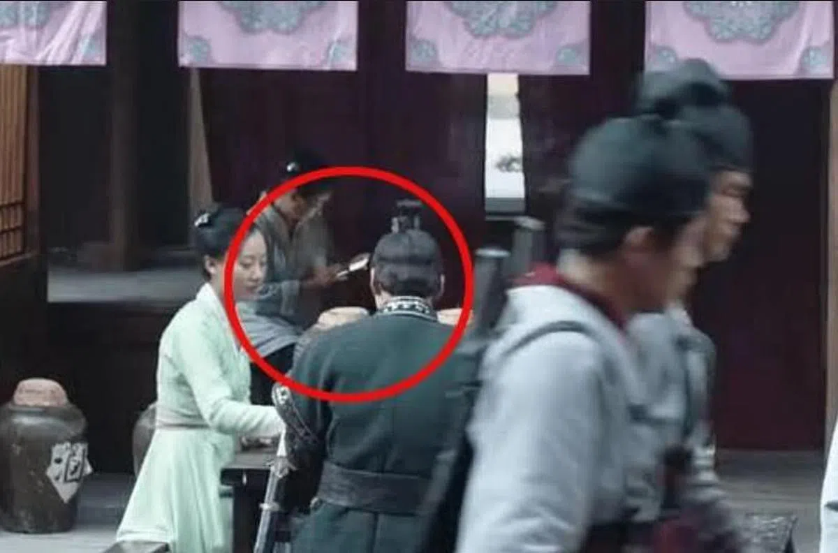 低头看手机的临演会不会被扣工钱？（互联网）