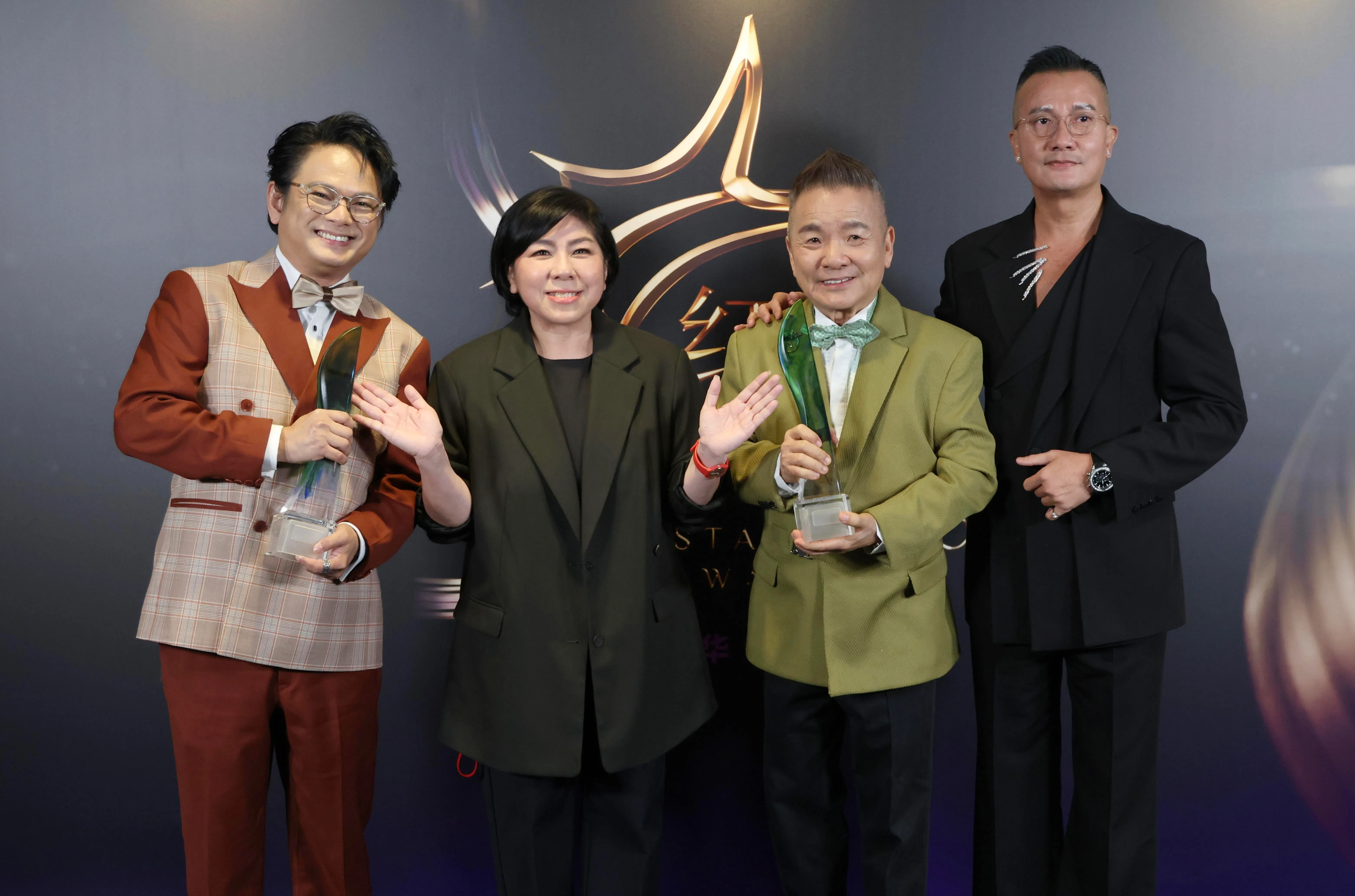 陈汉玮（右一）随972电台团队短暂现身红星大奖媒体区。（郑一鸣摄）