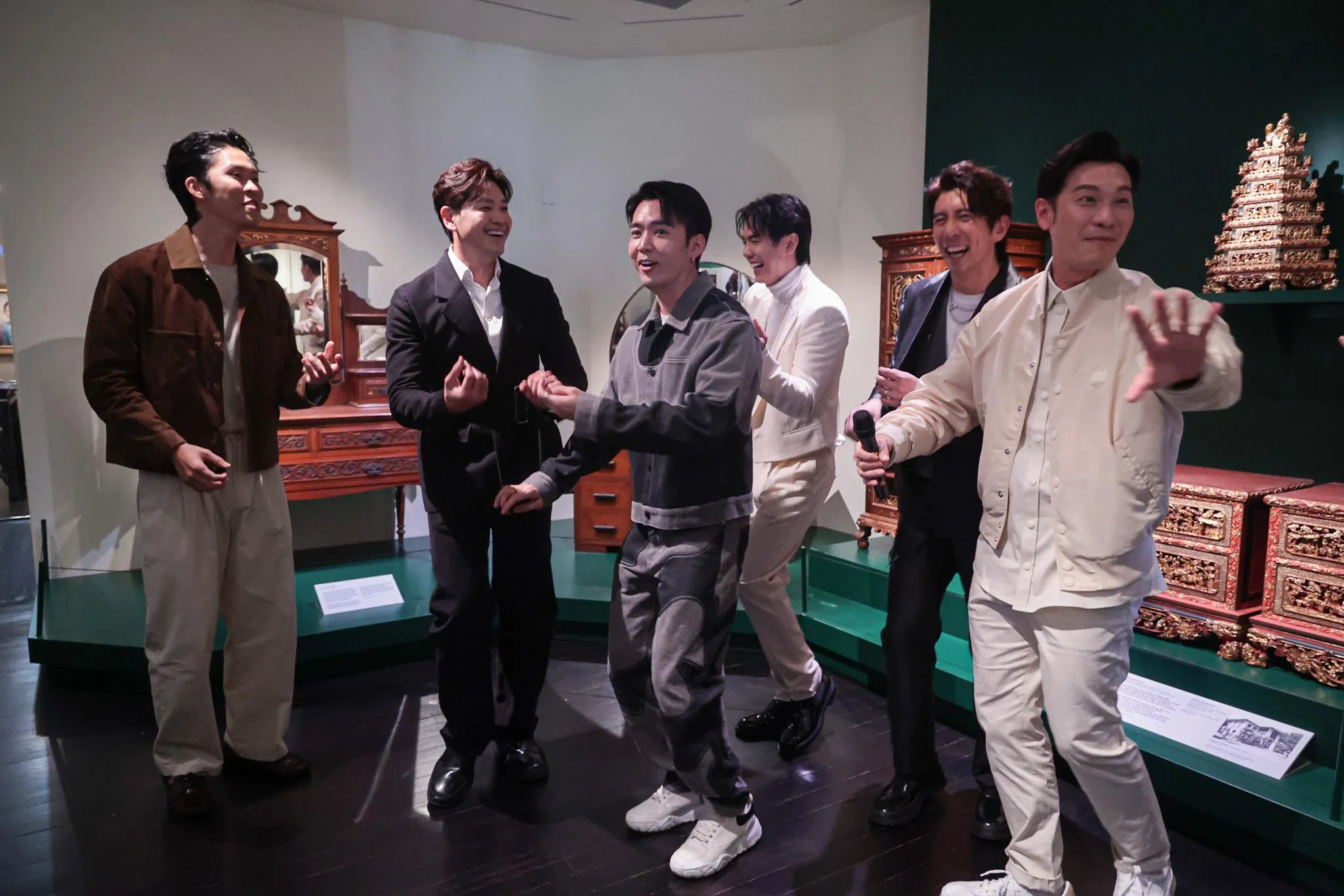 郭坤耀（左起）、陈罗密欧、黄振隆、张奕恺、修杰楷和陈泓宇试图带领媒体跳舞。（李冠卫摄）