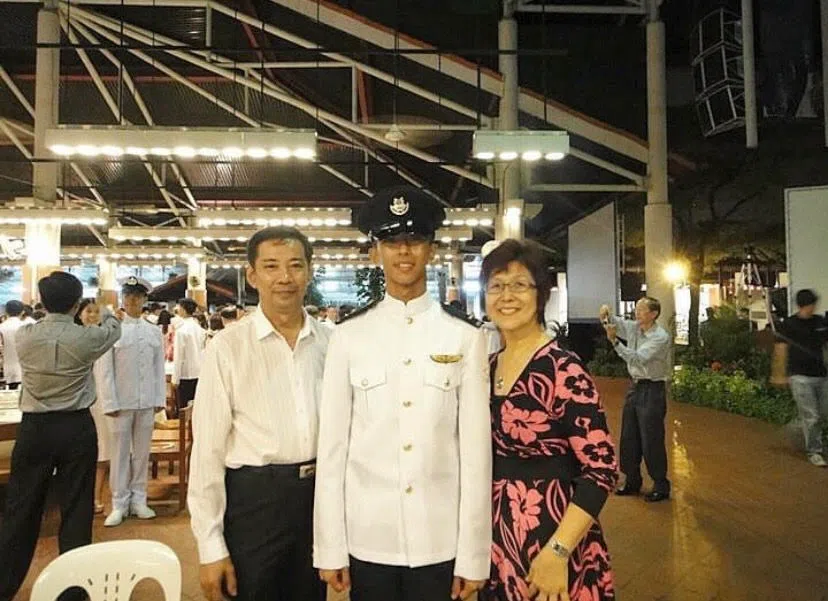 黄子恒妈妈（右）受访时说，她最大的愿望是希望儿子能够早日坐起来，站起来。图为当年在空军服役的黄子恒（中）与父亲（左）及母亲合影。（受访者提供）