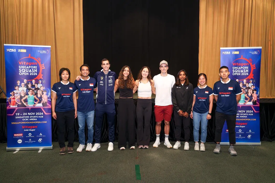 参加新加坡壁球公开赛的四名我国选手和五名海外选手出席星期一（11月18日）的赛前记者会。（左起）王凯欣、江山睦、阿里、哈尼亚、内勒、科尔、西瓦桑加里、欧阳慧殷和欧金铭。（吴先邦摄）