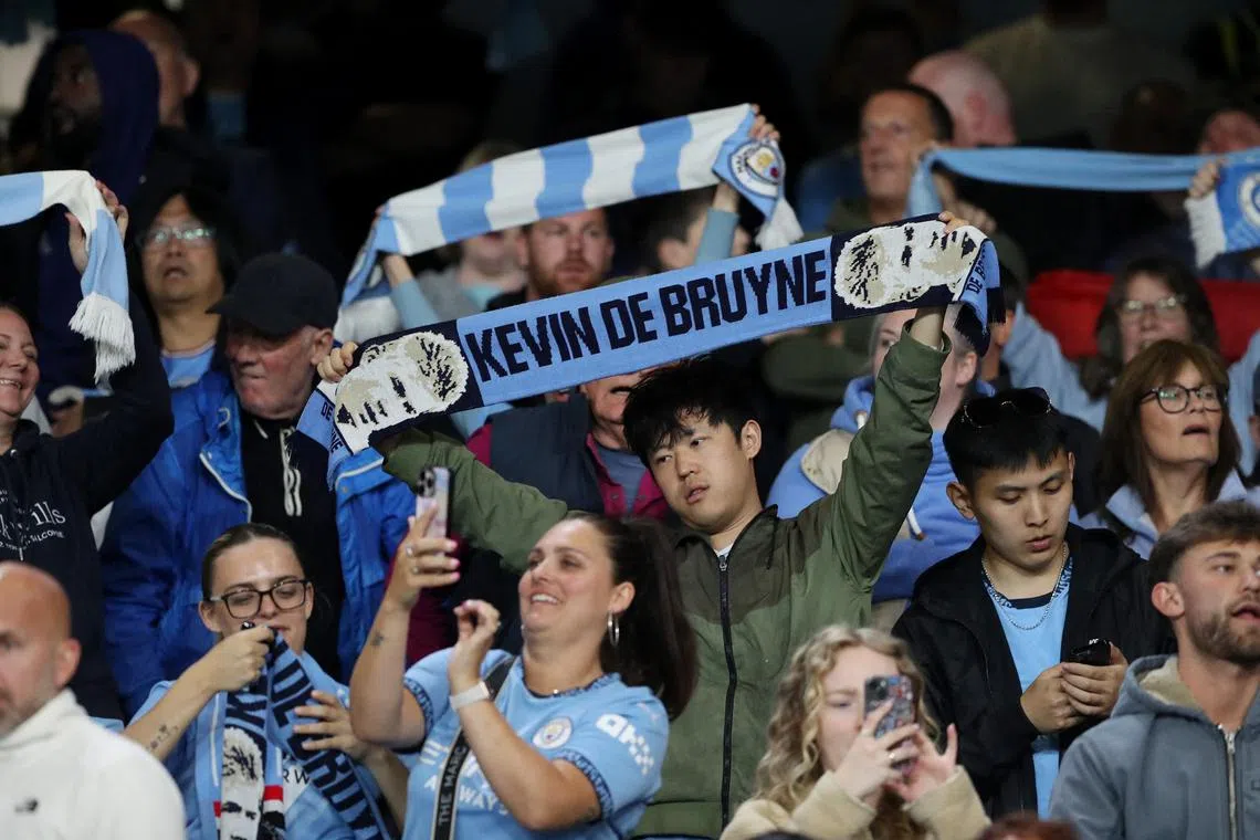 曼市球迷高高举起德布吕纳的横幅，表达对他的支持与不舍。（路透社）