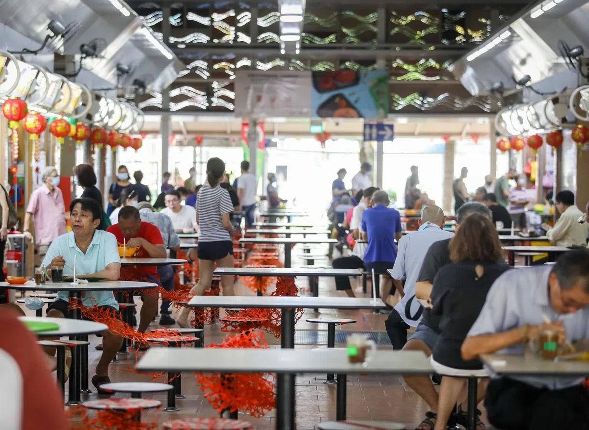 小贩中心、食阁和咖啡店恢复为两人一组堂食。