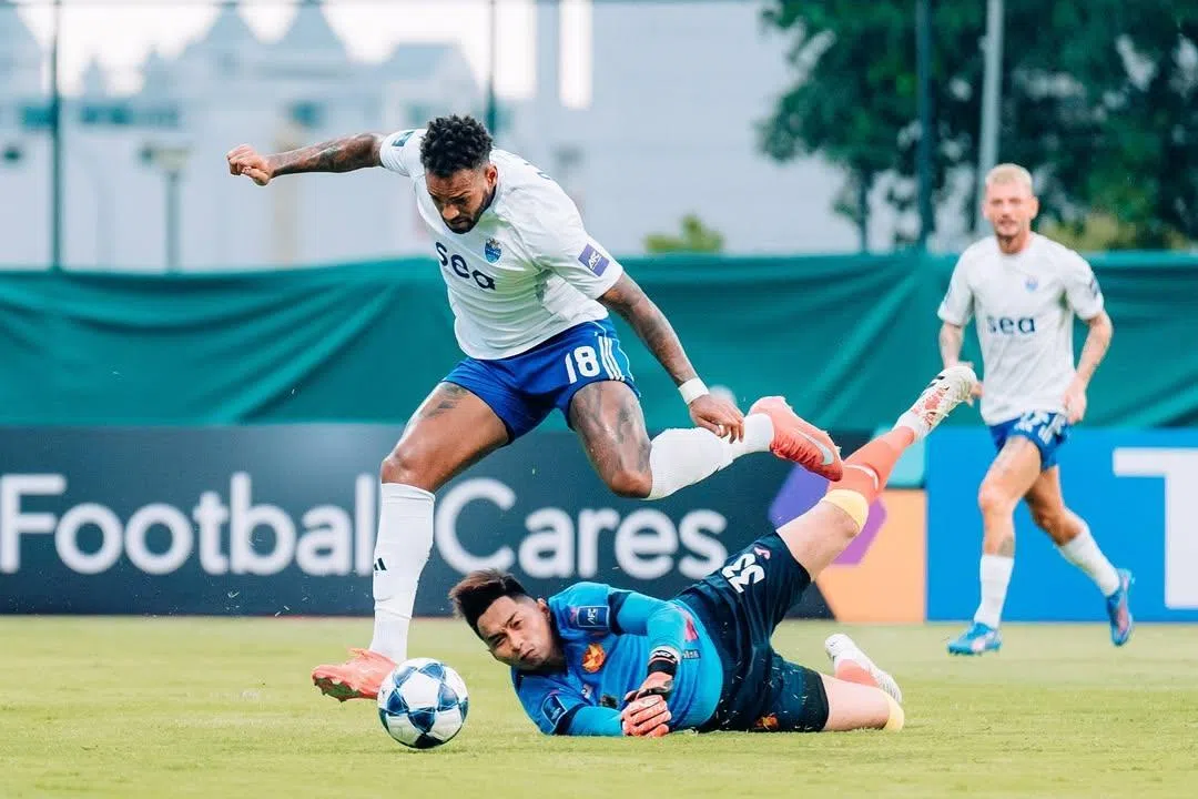 埋伏在禁区的洛佩斯（18号）形成单刀机会后，冷静扣球晃过对方门将，轻松推射空门得手。（狮城水手提供）