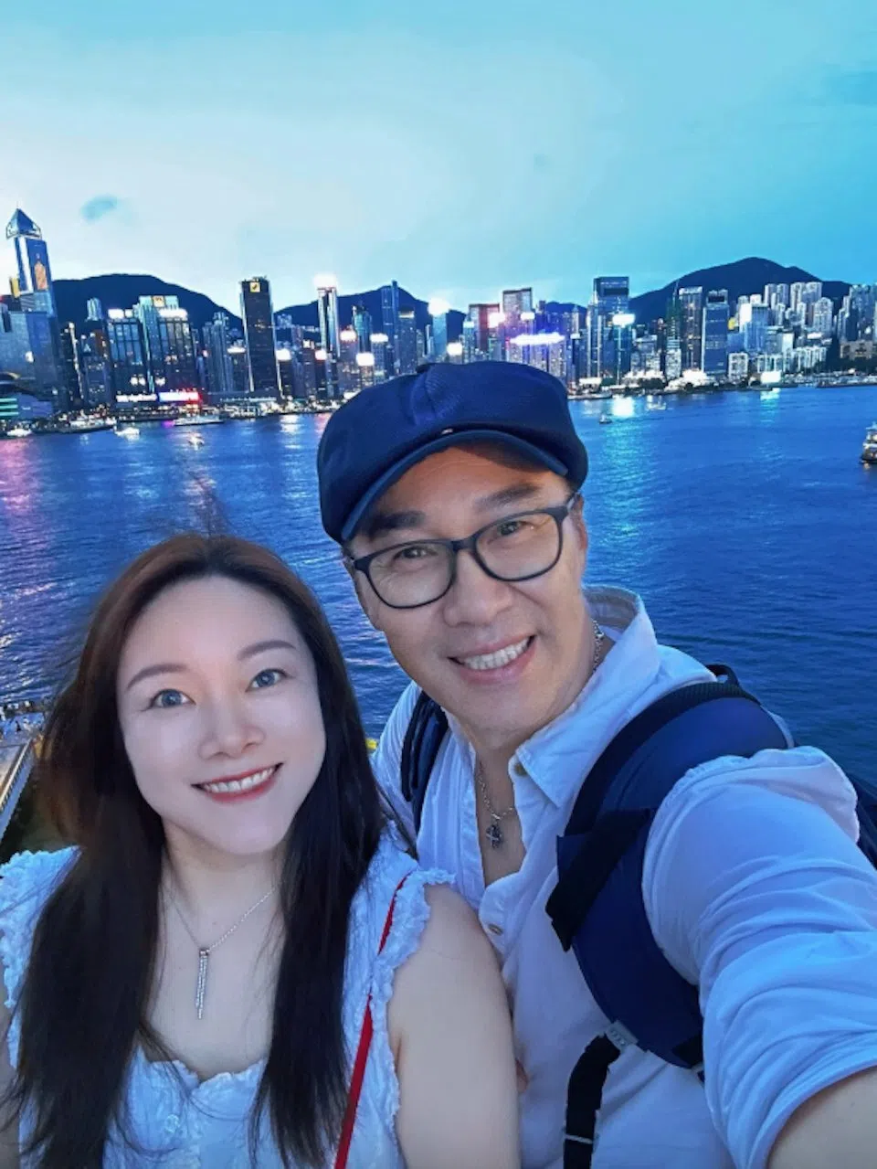 何英伟（右）与年轻21岁的妻子。（互联网）