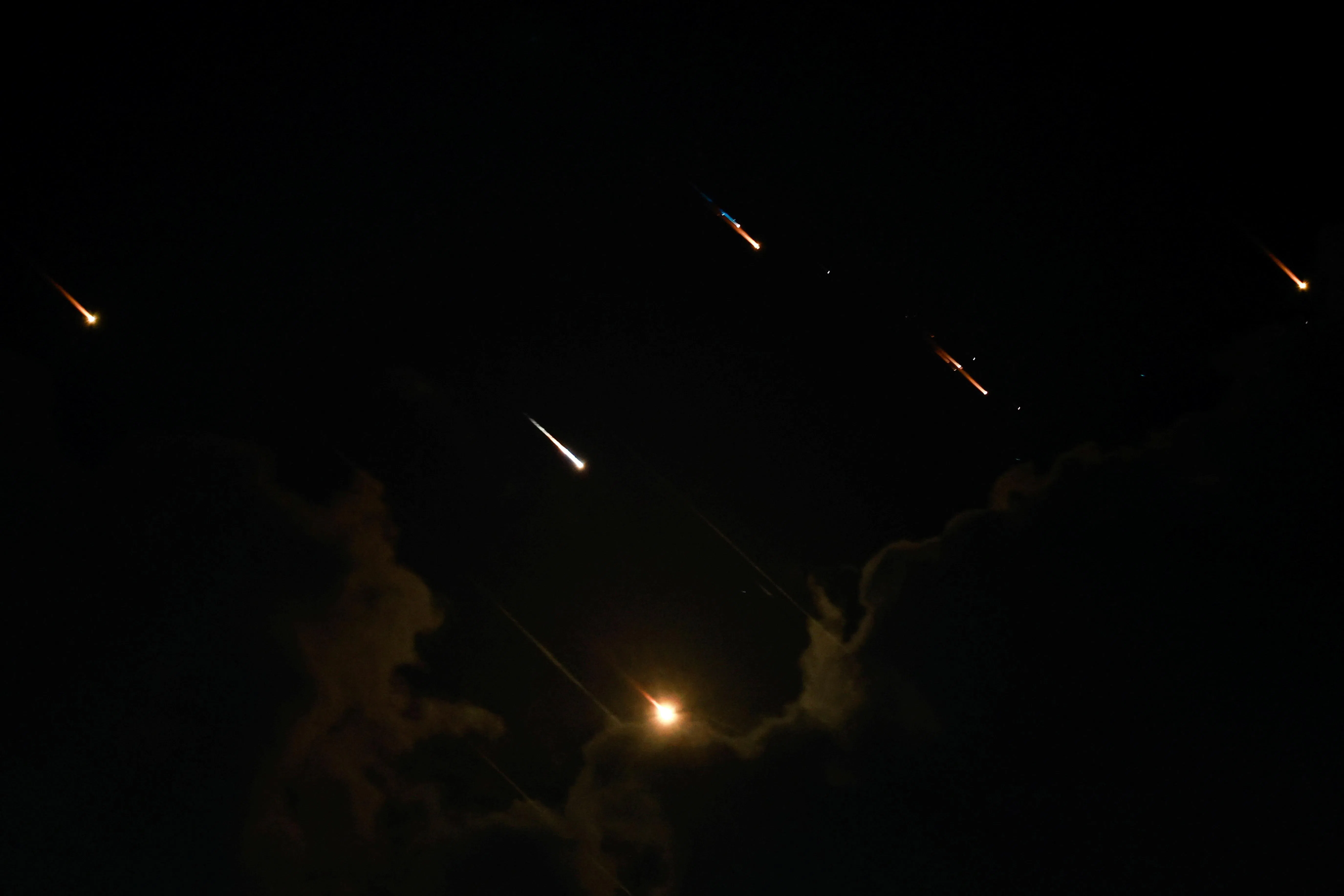 特拉维夫的夜空可以看到许多导弹飞过。（路透社）