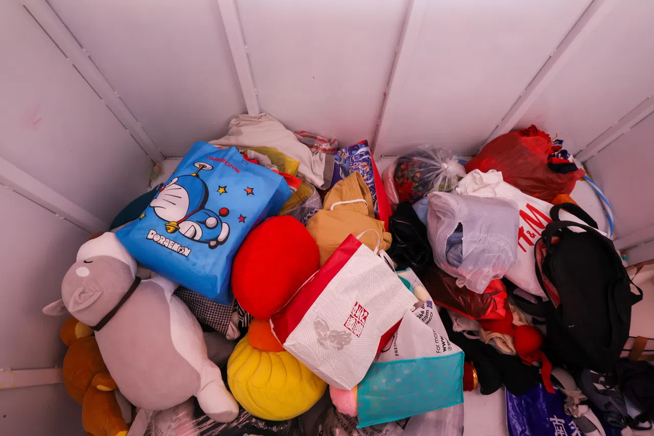 居民在纺织品回收箱内投置的各类纺织品回收物。（卓祾祎摄）