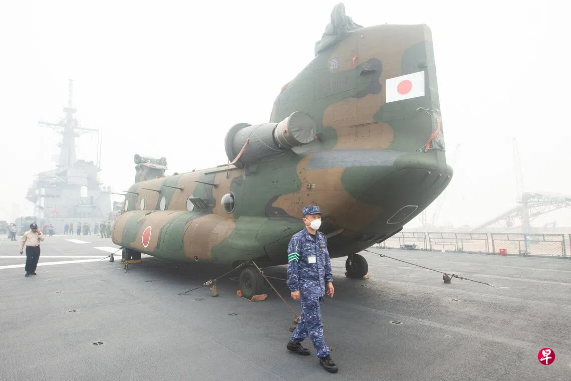 印度尼西亚持续受野火影响，日本政府本周派遣海上自卫队赴印尼参与灭火。图为日本舰艇星期四（9月10日）停靠在受灾最严重的西加里曼丹省港口，舰上搭载三架CH-47“契努克”直升机。 （路透社）